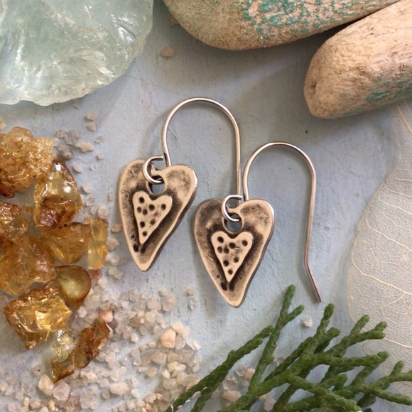 New Sundance Charm heart Earrings - Picture 3 of 10
